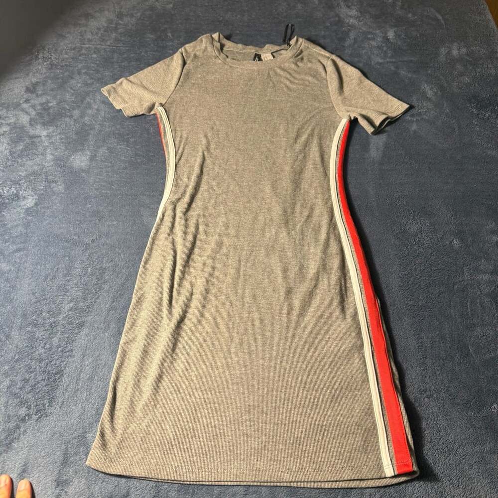 H&M Divided Gray Ribbed Short Sleeve Bodycon Dress with Red and White